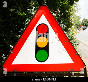 Ampel vor Schild Warnung Worcester Worcestershire England UK Stockfoto