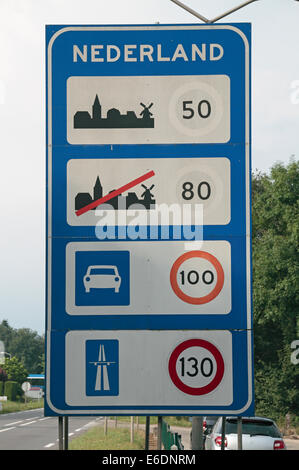 Ein Tempolimit-Schild an der Grenze zwischen den Niederlanden (Nederland) und Belgien (Belgique). Stockfoto