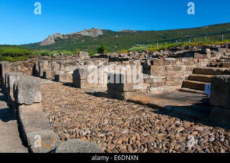 Römische Ruinen Baelo Claudia - 2. Jahrhundert v. Chr. - und Sierra De La Plata, Tarifa, Cadiz Provinz, Region von Andalusien, Spanien, Europa Stockfoto