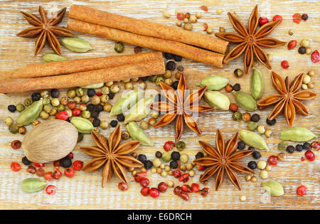 Auswahl an Gewürzen und Kräutern auf Holzuntergrund Stockfoto