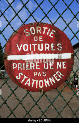 Kein Parkplatz Schild, Rue de Neuville, St Valery Sur Somme, Somme, Picardie, Frankreich Französisch Stockfoto