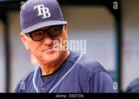 St. Petersburg, Florida, USA. 21. August 2014. Tampa Bay Rays Manager Joe Maddon (70) auf der Trainerbank vor den Detroit Tigers bei den Tampa Bay Rays im Tropicana Field in St. Petersburg, Florida am Donnerstag, 21. August 2014. Bildnachweis: ZUMA Press, Inc/Alamy Live-Nachrichten Stockfoto