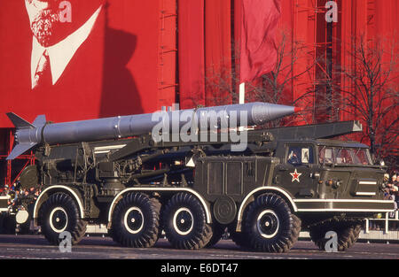 Moskau, Russland. 7. November 1987. Die 9K 52 sowjetischen Luna-M Short-Range ballistische Flugkörper (NATO-Bezeichnung FROG-7) während der großen Parade auf dem Roten Platz zum 70. Jubiläum der bolschewistischen Revolution von 1917. © Arnold Drapkin/ZUMA Draht/Alamy Live-Nachrichten Stockfoto