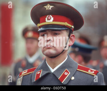 Moskau, Russland. 7. November 1987. Porträt einer sowjetischen Armee Ehren Garde in Galauniform stramm. Er marschierte über den roten Platz in der massiven Parade zum 70. Jubiläum der bolschewistischen Revolution von 1917. © Arnold Drapkin/ZUMA Draht/Alamy Live-Nachrichten Stockfoto