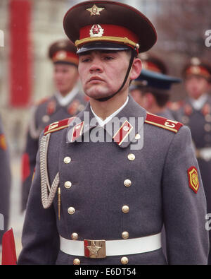 Moskau, Russland. 7. November 1987. Porträt einer sowjetischen Armee Ehren Garde in Galauniform stramm. Er marschierte über den roten Platz in der massiven Parade zum 70. Jubiläum der bolschewistischen Revolution von 1917. © Arnold Drapkin/ZUMA Draht/Alamy Live-Nachrichten Stockfoto