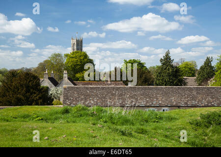 Der Blick über die Dächer von Fotheringhay Dorf in Richtung All Saints Church von oben auf dem Schloss-Hügel, Northamptonshire, England Stockfoto