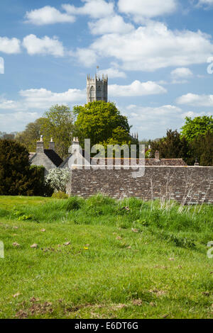 Der Blick über die Dächer von Fotheringhay Dorf in Richtung All Saints Church von oben auf dem Schloss-Hügel, Northamptonshire, England Stockfoto