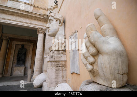 Skulpturale bleibt die große Statue des Kaisers Constantine II im Kapitolinischen Museum Rom Italien Stockfoto