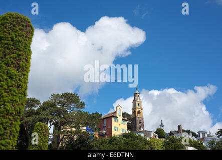 Malerische Aussicht von Gebäuden im Portmeirion Italianate Dorf in Nord-Wales Stockfoto