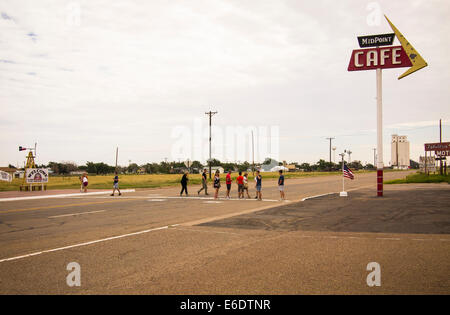 Midway in Adrian Texas zwischen Chicago, Illinois, und Los Angeles, Kalifornien, entlang der alten Route 66 Highway hat eine touristische Attraktion, wie es war, bevor die Autobahn zu Reisen geworden. Stockfoto