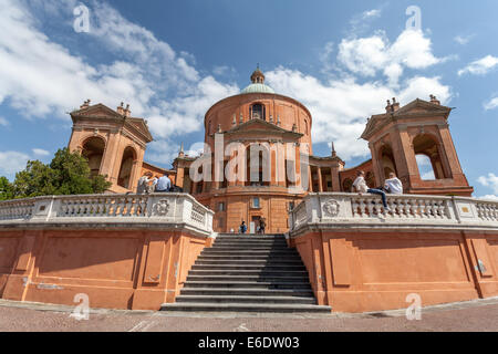 Menschen entspannen am Heiligtum der Madonna di San Luca, befindet sich in Bologna Italien Stockfoto