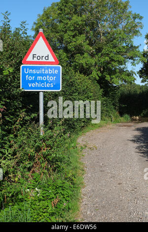 Verkehrszeichen Achtung einer Furt im Dorf Wookey, Somerset, England Stockfoto