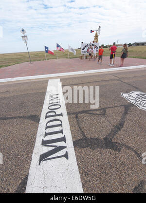 Midway in Adrian Texas zwischen Chicago, Illinois, und Los Angeles, Kalifornien, entlang der alten Route 66 Highway hat eine touristische Attraktion, wie es war, bevor die Autobahn zu Reisen geworden. Stockfoto