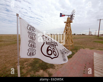 Midway in Adrian Texas zwischen Chicago, Illinois, und Los Angeles, Kalifornien, entlang der alten Route 66 Highway hat eine touristische Attraktion, wie es war, bevor die Autobahn zu Reisen geworden. Stockfoto