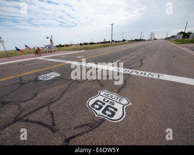 Midway in Adrian Texas zwischen Chicago, Illinois, und Los Angeles, Kalifornien, entlang der alten Route 66 Highway hat eine touristische Attraktion, wie es war, bevor die Autobahn zu Reisen geworden. Stockfoto