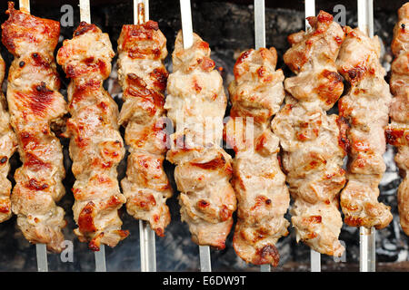 Spieße mit Schaschliks auf Kohlenbecken hautnah Stockfoto