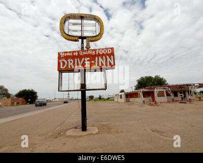 Entlang der Route 66, die Hauptroute von Autos von Chicago nach Los Angeles. In Tucumcari New Mexico Geschäfte an Interstate verloren. Stockfoto