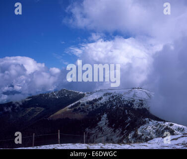 Wolke, Nebel und Schnee auf der Schmittenhöhe & umliegenden Bergen oberhalb von Zell am sehen Salzburgerland Österreich Stockfoto