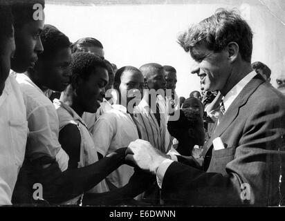 Dar Es Salaam, Tansania. 9. Sep, 1963. Kennedy (1925-1968) war ein Senator von New York und der jüngere Bruder des verstorbenen Präsidenten Kennedy. Nach dem Gewinn der California Präsidentenprimär, wurde Robert im Ambassador Hotel ermordet. Bild: Senator Kennedy grüßt die Leute von Dar-Es-Salaam, d.h. "Die Wohnstätte des Friedens." © KEYSTONE Pictures/ZUMAPRESS.com/Alamy Live News Stockfoto