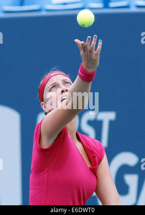 New Haven, CT, USA. 21. August 2014. Petra Kvitova (CZE) dient während der erste Satz von ihrem Spiel an der Connecticut Open Tennisturnier gegen Barbora Zahlavova Strycova (CZE). Kvitova gewann das Spiel 6-4, 6-1, um ins Halbfinale vorzudringen. 21. August 2014. Bildnachweis: Enigma/Alamy Live-Nachrichten Stockfoto