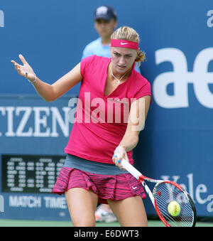 New Haven, CT, USA. 21. August 2014. Petra Kvitova (CZE) gibt einen Schuss gegen Barbora Zahlavova Strycova (CZE) während der erste Satz von ihrem Spiel beim Open Tennisturnier Connecticut zurück. Kvitova gewann das Spiel 6-4, 6-1, um ins Halbfinale vorzudringen. 21. August 2014. Bildnachweis: Enigma/Alamy Live-Nachrichten Stockfoto