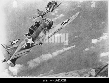 US-Douglas SBD-3 Dauntless Sturzbomber brennende japanische Kreuzer Mikuma, 6. Juni 1942 angegriffen Stockfoto