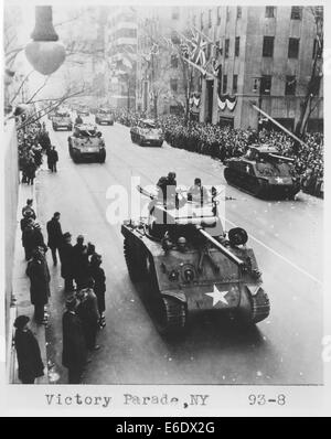 Dem zweiten Weltkrieg Militär Panzer auf der Fifth Avenue während Sieg Parade in New York City, USA, 1946 Stockfoto