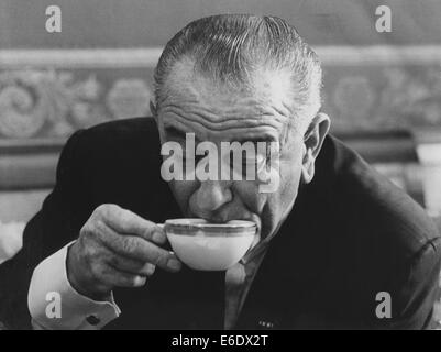 US-Präsident Lyndon B. Johnson, trinken Tee, 1965 Stockfoto