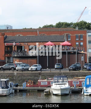 Schlamm-Dock, Waterside Restaurant in Bristol, mit Gastgarten, im Sommer sehr beliebt. 7. August 2014 Stockfoto