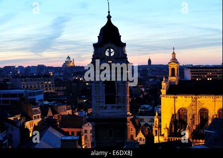 Ein Blick über Sainte-Catherine/Sint-Katelijne in Brüssel in der Abenddämmerung Stockfoto