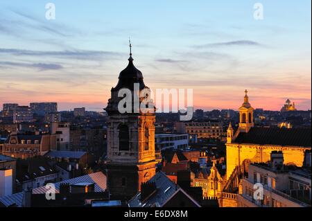 Ein Blick über Sainte-Catherine/Sint-Katelijne in Brüssel in der Abenddämmerung Stockfoto