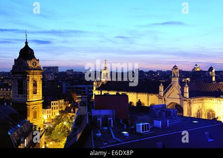 Ein Blick über Sainte-Catherine/Sint-Katelijne in Brüssel in der Abenddämmerung Stockfoto