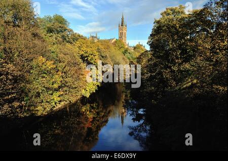 Universität Glasgow in Herbstsonne getaucht und spiegelt sich in den Fluss Kelvin Stockfoto