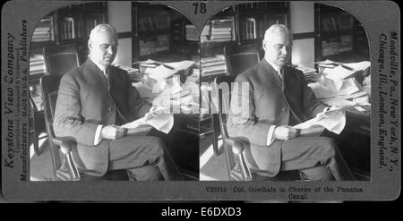 Colonel George W. Goethals sitzen am Schreibtisch lesen Dokumente, "Oberst Goethals verantwortlich für den Panama-Kanal", Stereo-Karte ca. Stockfoto