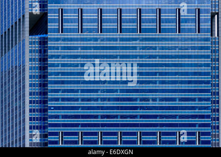 Äußere architektonische Detail eines Wolkenkratzers mit reflektierendem Glasfenster. Stockfoto