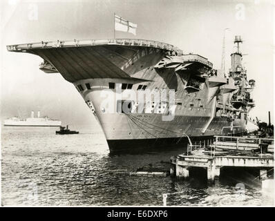 Britische Flugzeugträger HMS, Ark Royal, angedockt am Pier, Porsmouth, England, 1939 Stockfoto