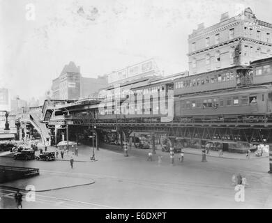 Ninth Avenue erhöhte Züge mit 66. El-Station im Hintergrund, New York City, USA, 1933 Stockfoto