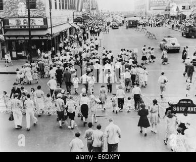 Überfüllten Straßenszene am Schnittpunkt von Surf und Stillwell Avenue, Coney Island, New York City, USA, 1944 Stockfoto