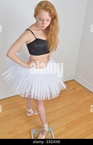 Teen mit Pointe Ballettschuhe auf der Waage stehen. Stockfoto