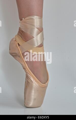 Beine einer Ballerina mit einer schwarzen high Heel Schuh in einem Fuß und eine Pointe Ballet Schuh in der anderen. Stockfoto