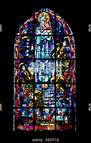 Glasfenster in der Kirche von St. Mere Eglise in Normandie, Frankreich, feiert die Befreiung durch die US-Fallschirmjäger Stockfoto