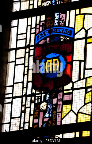Glasfenster in der Kirche von St. Mere Eglise in Normandie, Frankreich, feiert die Befreiung durch die US-Fallschirmjäger Stockfoto