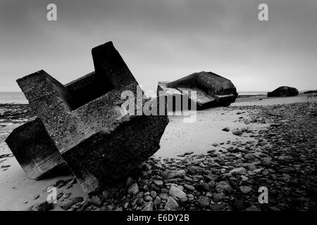 Zertrümmerte deutsche Bunker an der Küste der Normandie in Frankreich Stockfoto