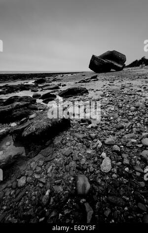 Zertrümmerte deutsche Bunker an der Küste der Normandie in Frankreich Stockfoto