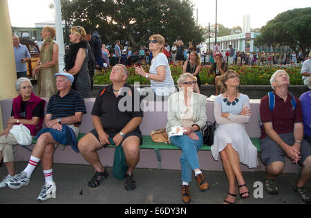 Drängen Sie sich gerade eine militärische Flugschau am Tremains Art-Déco-Wochenende in Napier in der Hawke Bay Region, North Island, New Stockfoto