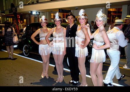 Frauen gekleidet in zeitgenössischer Kleidung während der Tremains Art-Déco-Wochenende in Napier in der Hawkes Bay Region, Nordinsel, neue Zea Stockfoto