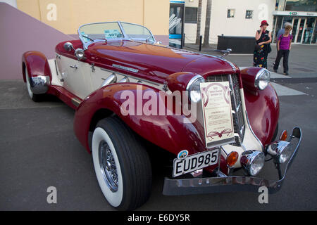 Oldtimer auf dem Display während der Tremains Art-Déco-Wochenende in Napier in der Hawke Bay Region, Nordinsel, Neuseeland. Stockfoto