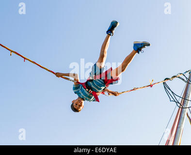 Kinder hüpfen auf einem Bungee-Trampolin, Chaffee County Fair, Colorado, USA Stockfoto
