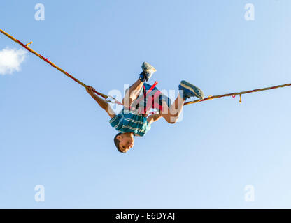 Kinder hüpfen auf einem Bungee-Trampolin, Chaffee County Fair, Colorado, USA Stockfoto