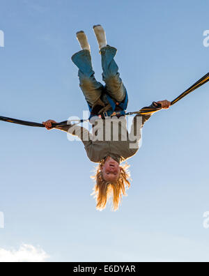 Kinder hüpfen auf einem Bungee-Trampolin, Chaffee County Fair, Colorado, USA Stockfoto